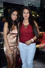 kiran datwani with poonam dhillon at the launch of Shaina NC_s new jewellery line at Gehna in Bandra, Mumbai on 4th Dec 2012.JPG